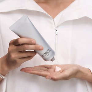 Nahaufnahme eines Models mit einem Flakon Comforting Barrier Essence